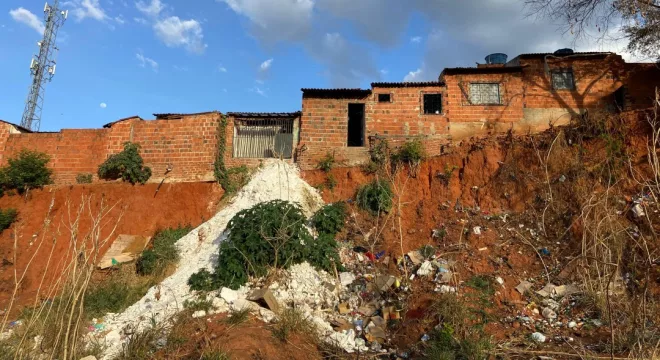 O conjunto Nassau fica às margens da CE-060, rodovia que liga Barbalha a Jardim, e sofre com processos de erosão que ameaçam casas e famílias.