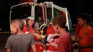 Caminhão do lixo de Juazeiro do Norte ganhou iluminação temática.