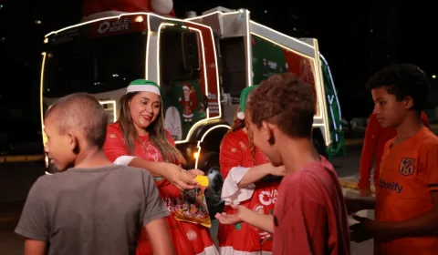 Caminhão do lixo de Juazeiro do Norte ganhou iluminação temática.