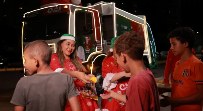 Caminhão do lixo de Juazeiro do Norte ganhou iluminação temática.