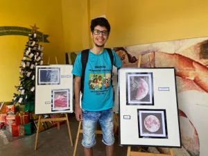Caleb Oliveira, ao lado dos seus registros fotográficos de corpos celestes, no Ceja do Crato.
