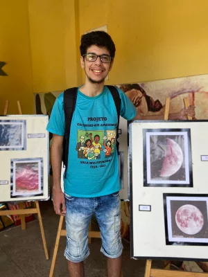 Caleb Oliveira, ao lado dos seus registros fotográficos de corpos celestes, no Ceja do Crato.