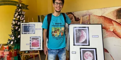 Caleb Oliveira, ao lado dos seus registros fotográficos de corpos celestes, no Ceja do Crato.