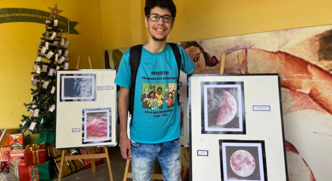 Caleb Oliveira, ao lado dos seus registros fotográficos de corpos celestes, no Ceja do Crato.