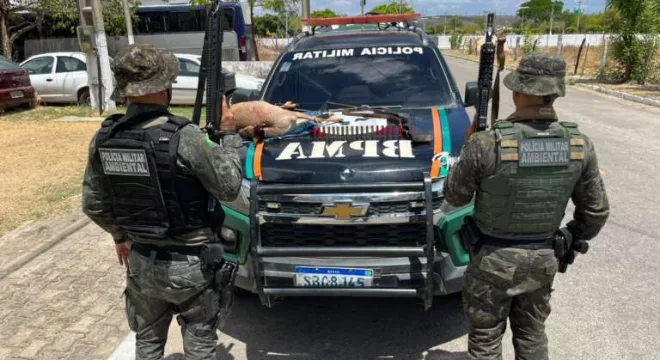 A ação policial resultou em uma arma e um veado catingueiro abatido, em Milagres.