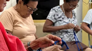 O grupo é composto majoritariamente por mulheres da terceira idade.