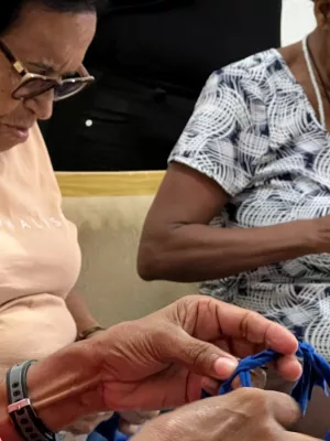 O grupo é composto majoritariamente por mulheres da terceira idade.