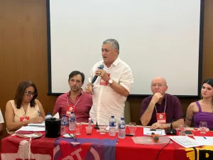 José Guimarães falando durante reunião do diretório estadual do PT no Ceará.