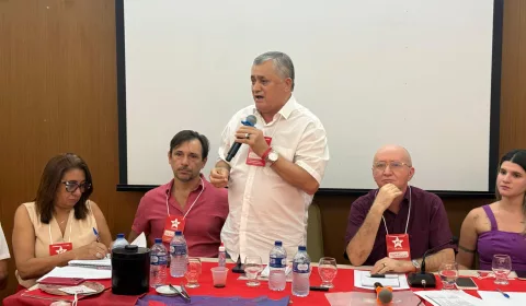 José Guimarães falando durante reunião do diretório estadual do PT no Ceará.