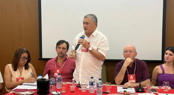 José Guimarães falando durante reunião do diretório estadual do PT no Ceará.