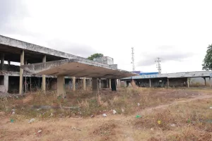 Terreno oscioso onde será construído o Centro Avançado de Desenvolvimento Cognitivo, em Juazeiro do Norte.