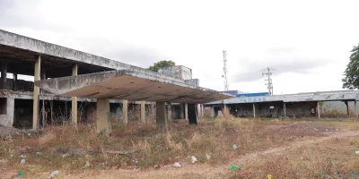 Terreno oscioso onde será construído o Centro Avançado de Desenvolvimento Cognitivo, em Juazeiro do Norte.
