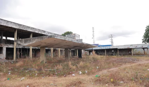 Terreno oscioso onde será construído o Centro Avançado de Desenvolvimento Cognitivo, em Juazeiro do Norte.