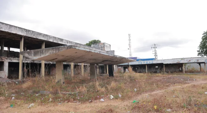 Terreno oscioso onde será construído o Centro Avançado de Desenvolvimento Cognitivo, em Juazeiro do Norte.
