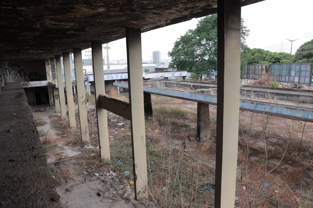 Terreno oscioso onde será construído o Centro Avançado de Desenvolvimento Cognitivo, em Juazeiro do Norte.