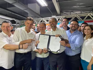 Elmano de Freitas assina o Programa VaiVem no Cariri.