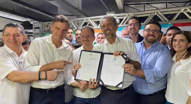 Elmano de Freitas assina o Programa VaiVem no Cariri.