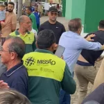 Giovanni tira um jovem de perto do governador, o empurra e o chama de vagabundo