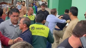 Giovanni tira um jovem de perto do governador, o empurra e o chama de vagabundo