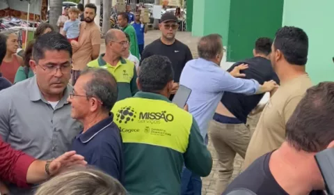 Giovanni tira um jovem de perto do governador, o empurra e o chama de vagabundo