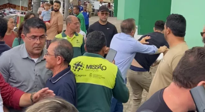 Giovanni tira um jovem de perto do governador, o empurra e o chama de vagabundo