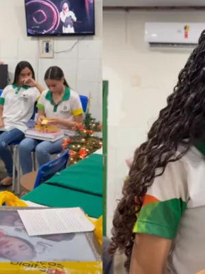 Emily aparece na sala emocionada com o presente que foi doado por um professor que adotou a ideia.