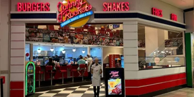 O empreendimento está instalado na praça de alimentação do Cariri Shopping, em Juazeiro do Norte | Foto: Johnny Rockets/ Divulgação