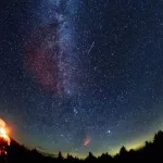 Meteoro cruza o céu durante a chuva de meteoros das Perseidas de 2016 • NASA/Bill Ingalls