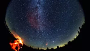 Meteoro cruza o céu durante a chuva de meteoros das Perseidas de 2016 • NASA/Bill Ingalls