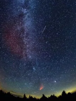Meteoro cruza o céu durante a chuva de meteoros das Perseidas de 2016 • NASA/Bill Ingalls