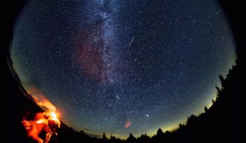 Meteoro cruza o céu durante a chuva de meteoros das Perseidas de 2016 • NASA/Bill Ingalls