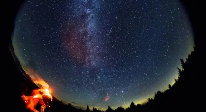 Meteoro cruza o céu durante a chuva de meteoros das Perseidas de 2016 • NASA/Bill Ingalls