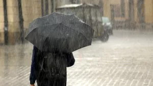 Pessoa andando na rua. Chuva na cidade.