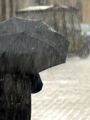 Pessoa andando na rua. Chuva na cidade.
