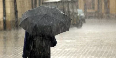 Pessoa andando na rua. Chuva na cidade.