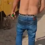 As imagens mostram o suspeito utilizando uma mangueira para passar o óleo diesel do tanque do ônibus para um galão.