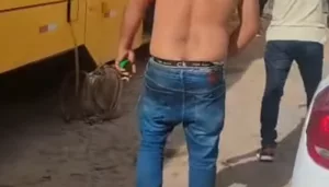 As imagens mostram o suspeito utilizando uma mangueira para passar o óleo diesel do tanque do ônibus para um galão.