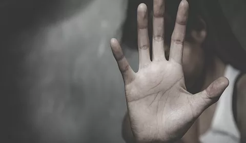 Um homem foi preso em flagrante após agredir companheira com uma pá, na cidade de Barbalha.