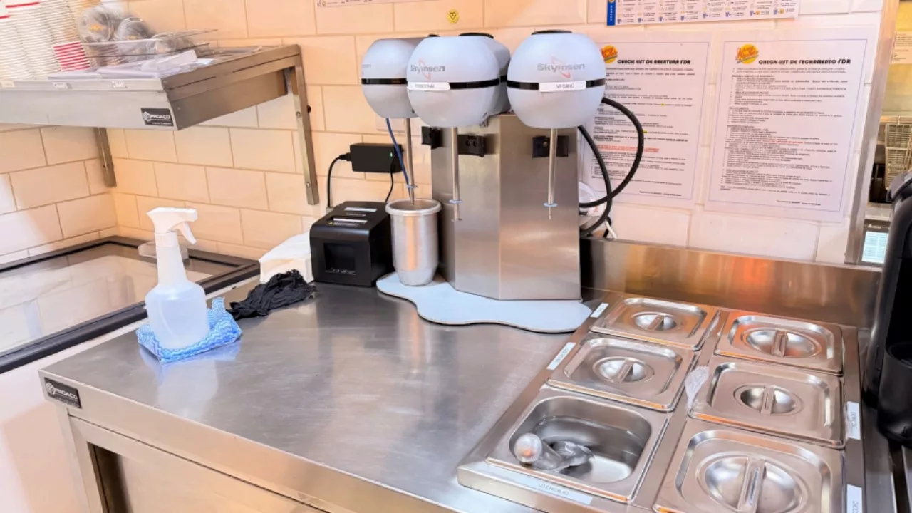 A representante enviou um documento detalhando uma auditoria da própria franquia internacional, realizada sem aviso prévio na unidade