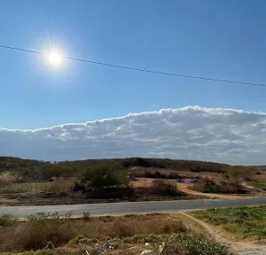 Tempo firme, com céu variando de parcialmente nublado a sem nuvens.