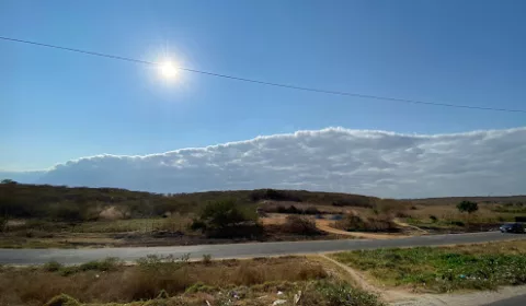 Tempo firme, com céu variando de parcialmente nublado a sem nuvens.