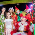 Crianças ao lado do Papai Noel, durante a abertura do XIX Natal da Paz, em Várzea Alegre.