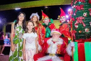 Crianças ao lado do Papai Noel, durante a abertura do XIX Natal da Paz, em Várzea Alegre.