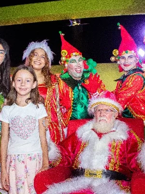 Crianças ao lado do Papai Noel, durante a abertura do XIX Natal da Paz, em Várzea Alegre.