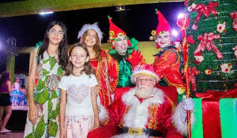 Crianças ao lado do Papai Noel, durante a abertura do XIX Natal da Paz, em Várzea Alegre.