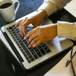 pessoa trabalhando | pessoa mexendo no computador.