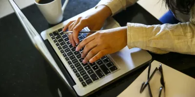 pessoa trabalhando | pessoa mexendo no computador.