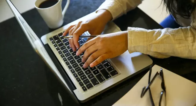 pessoa trabalhando | pessoa mexendo no computador.