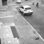 Imagens de câmeras de segurança registraram o momento em que o veículo avançou o sinal vermelho e atingiu a motocicleta em Sobral.