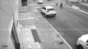 Imagens de câmeras de segurança registraram o momento em que o veículo avançou o sinal vermelho e atingiu a motocicleta em Sobral.